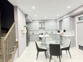 4-Bdrm Comfort with Fireplace mins from Downtown